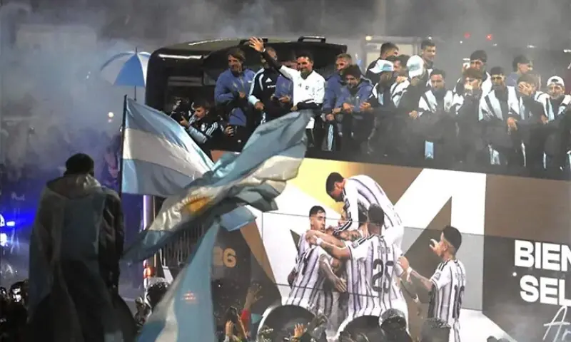 Thousands welcome home Argentina squad, without Messi, despite World Cup loss