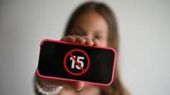 France passes law banning under-15s from social media
